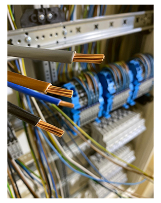 https://www.tcs-elektro.de/wp-content/uploads/2021/04/unternehmen_right_v2.png